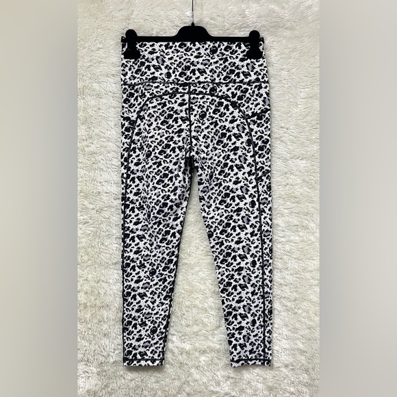 Zyia Active Snow Leopard Pocket Brilliant High Rise Leggings - Picture 4 of 11